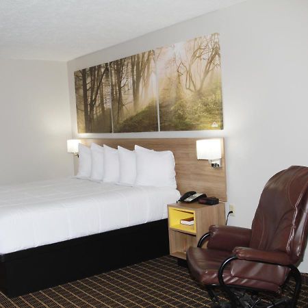 Days Inn By Wyndham Forest Exterior photo