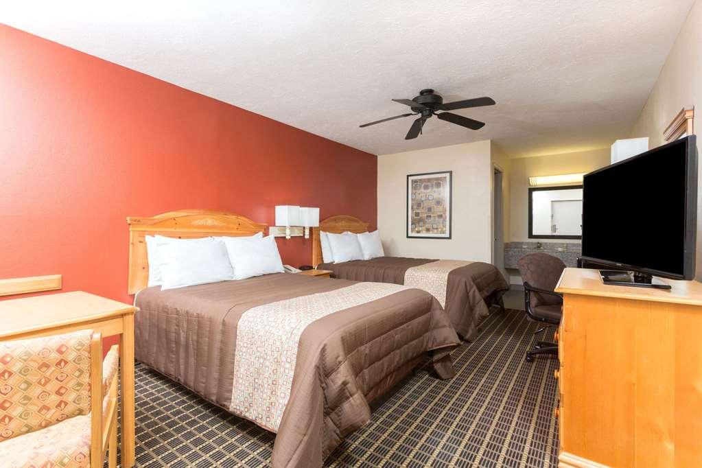 Days Inn By Wyndham Forest Room photo