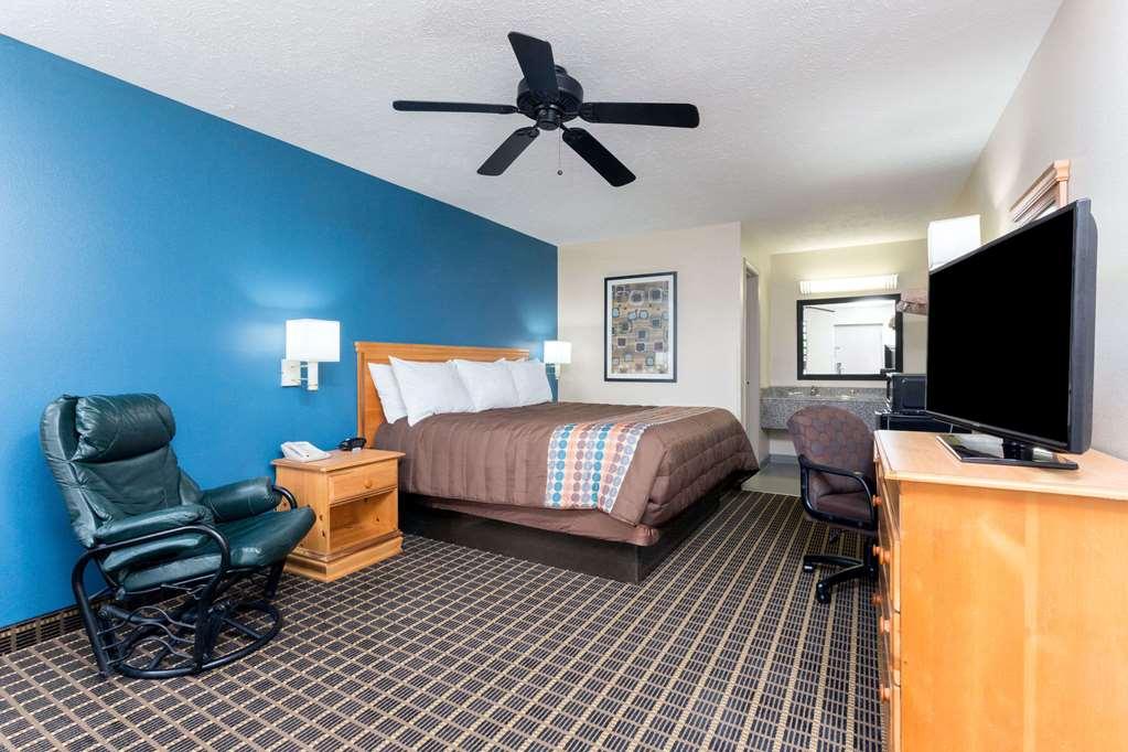 Days Inn By Wyndham Forest Room photo