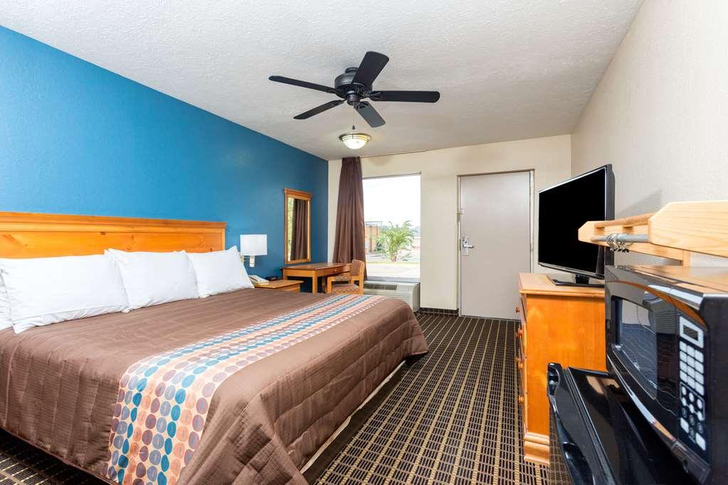 Days Inn By Wyndham Forest Room photo