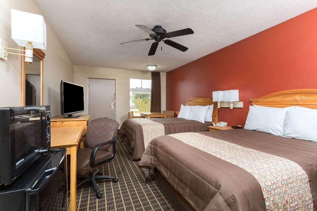 Days Inn By Wyndham Forest Room photo